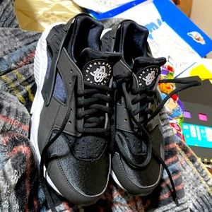 Black and white AirHuarache women’s